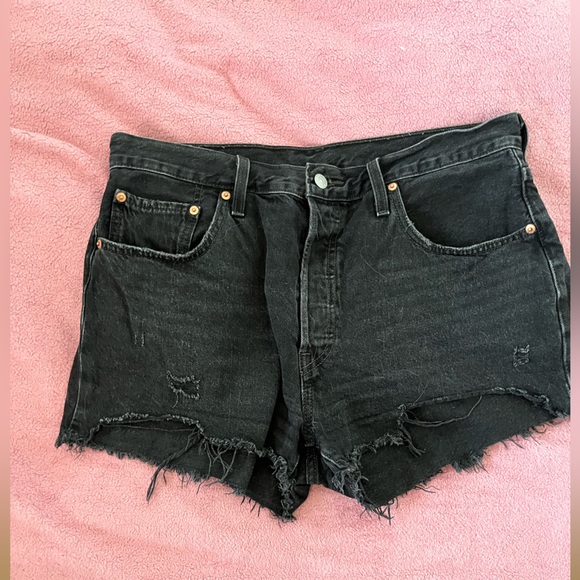 Woman’s Black Denim 501 Levi’s Shorts - Picture 10 of 10